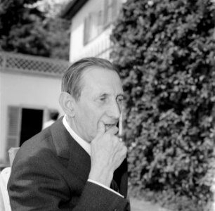 Walter Mehring zittend op een terras, Bestanddeelnr 254-5058