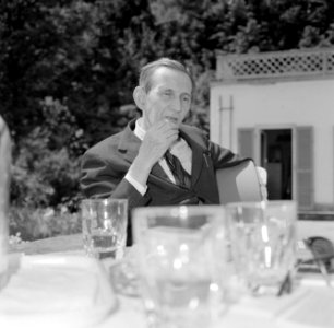 Walter Mehring zittend op een terras, Bestanddeelnr 254-5049
