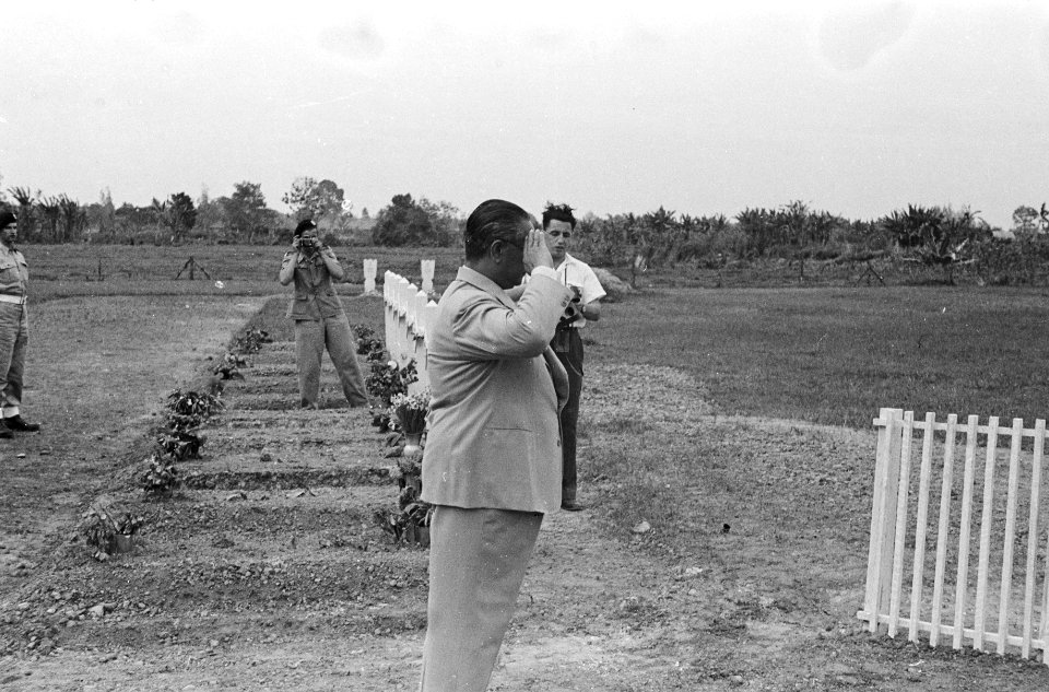 Wali Negara van de Negara Soematera Timoer, dr Tengkoe Mansoer brengt een groe, Bestanddeelnr 1601-4-1