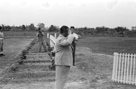 Wali Negara van de Negara Soematera Timoer, dr Tengkoe Mansoer brengt een groe, Bestanddeelnr 1601-4-1