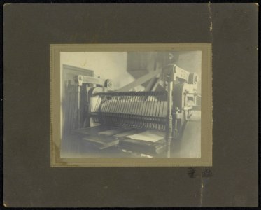 Walsmachine voor het satineren van pakken papier, waarbij een dodelijk ongeluk …, Bestanddeelnr 256-1497