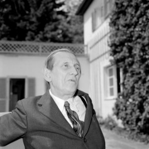Walter Mehring zittend op een terras, Bestanddeelnr 254-5064