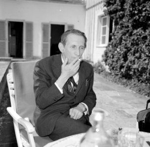 Walter Mehring zittend op een terras, Bestanddeelnr 254-5067