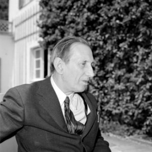 Walter Mehring zittend op een terras, Bestanddeelnr 254-5066
