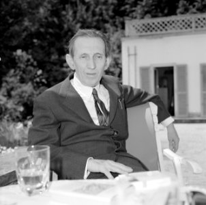 Walter Mehring zittend op een terras, Bestanddeelnr 254-5056