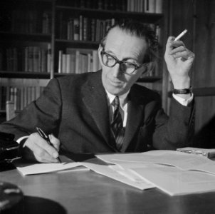 Walter Mehring schrijvend en rokend achter een bureau, Bestanddeelnr 254-5072