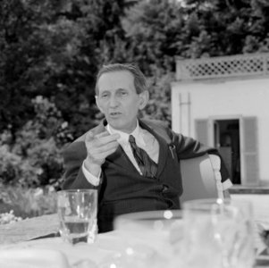 Walter Mehring zittend op een terras, Bestanddeelnr 254-5054