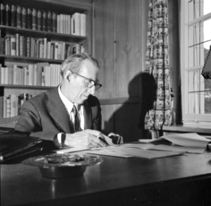 Walter Mehring schrijvend achter een bureau, Bestanddeelnr 254-5075
