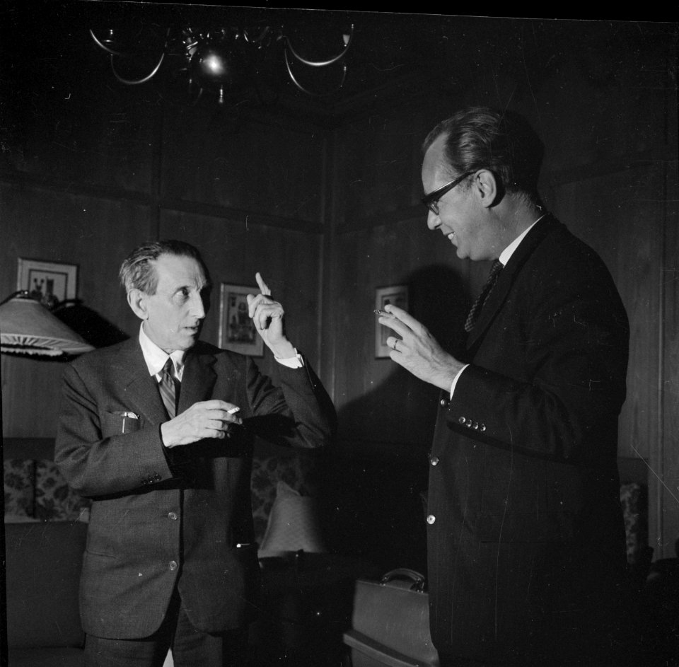 Walter Mehring en Hermann Kreisselmeier in een woonkamer, Bestanddeelnr 254-5071