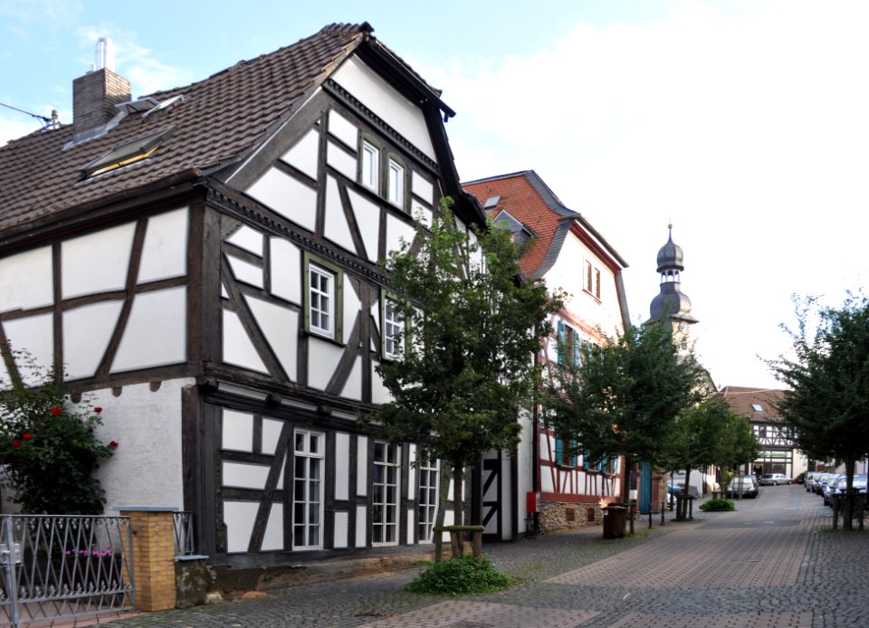 Wallau, Herrnhäuser Straße 3 (Hausnummer 1 im Hintergrund)