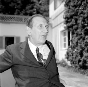 Walter Mehring zittend op een terras, Bestanddeelnr 254-5063