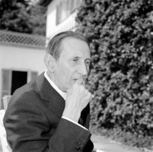 Walter Mehring zittend op een terras, Bestanddeelnr 254-5059