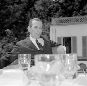 Walter Mehring zittend op een terras, Bestanddeelnr 254-5051