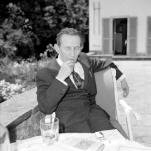 Walter Mehring zittend op een terras, Bestanddeelnr 254-5057