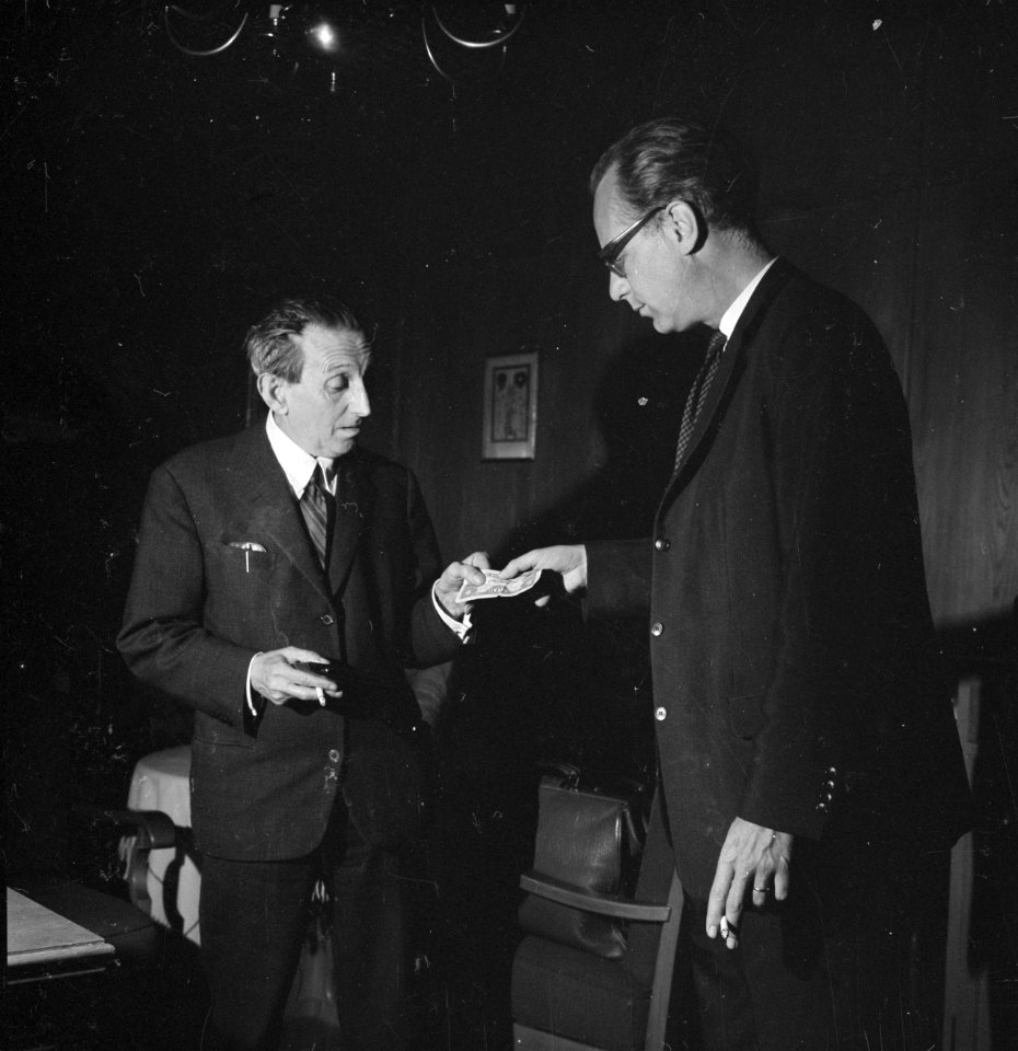Walter Mehring en Hermann Kreisselmeier houden een biljet van 10 US dollar vast, Bestanddeelnr 254-5070