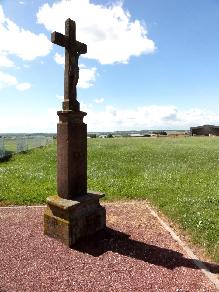 Waltembourg (Moselle) paysage avec croix de chemin