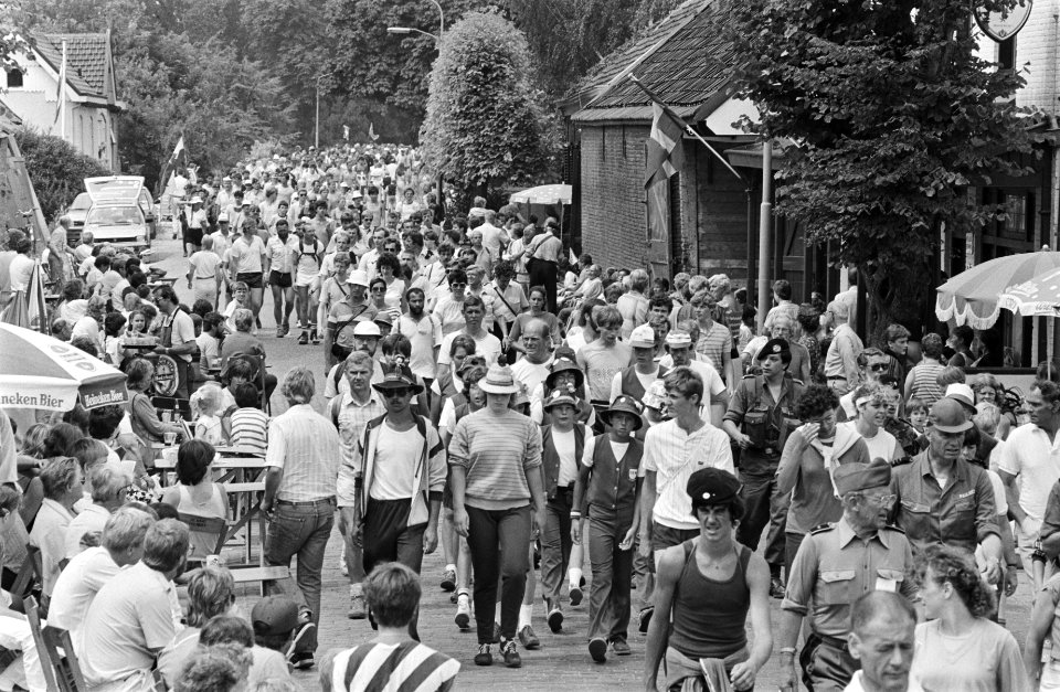 Wandelaars in Elst, Bestanddeelnr 932-6535