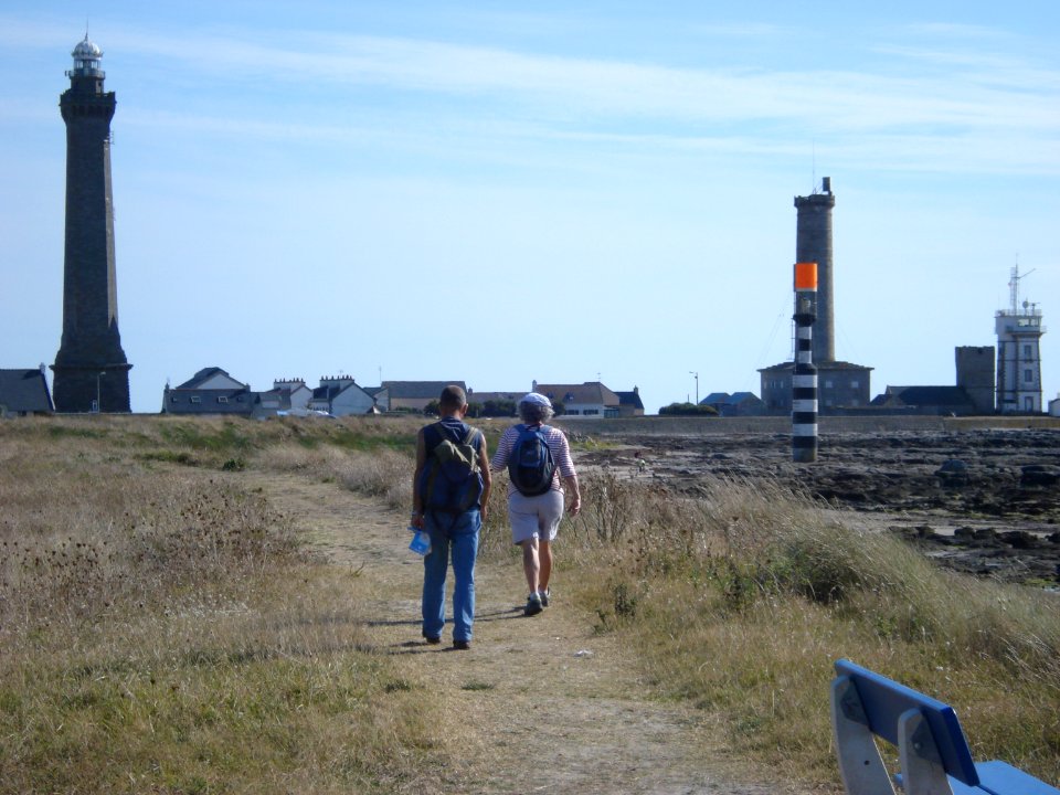 Wandelaars bij vuurtorens Pointe de Penmarc'h