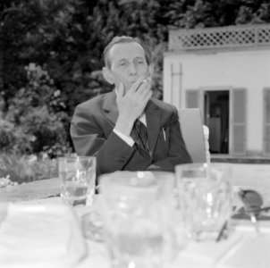 Walter Mehring rokend op een terras, Bestanddeelnr 254-5050
