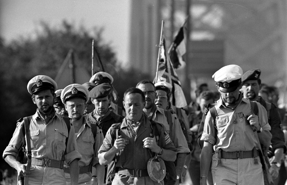 Wandelaars in uniform, Bestanddeelnr 922-6326