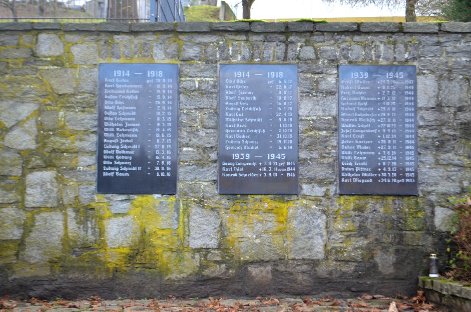 Walsdorf, Friedhof, Gefallenendenkmal , Links