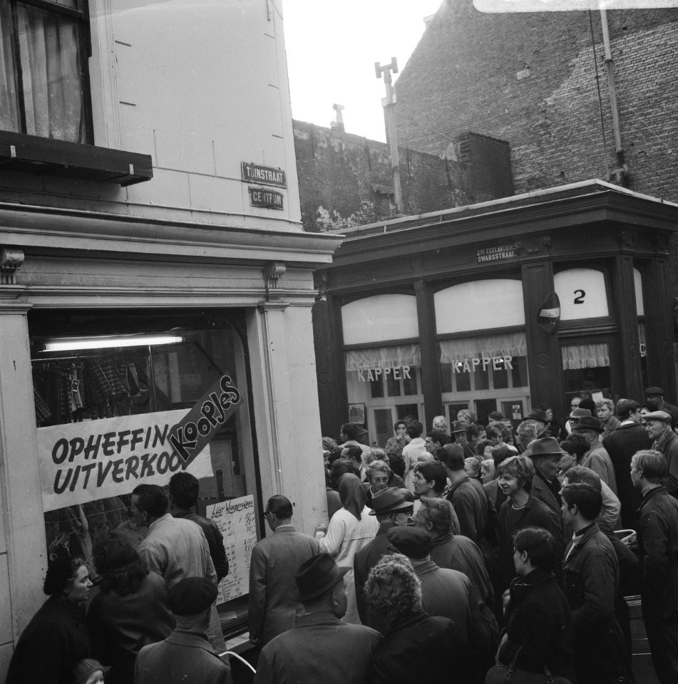 Wanbetalers Confektiezaak t Hoekje in Jordaan op lijst voor raam gehangen Samen, Bestanddeelnr 920-8582