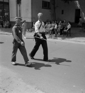 Wandelaars, waarvan een op klompen, Bestanddeelnr 904-0910