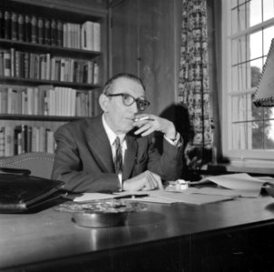 Walter Mehring rokend achter een bureau, Bestanddeelnr 254-5074
