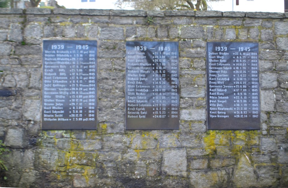 Walsdorf, Friedhof, Gefallenendenkmal, Rechts