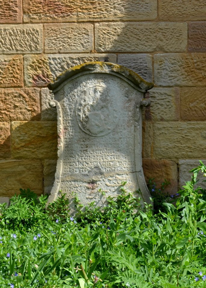 Wallertheim, Kirche, Grab (4)