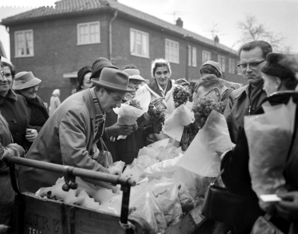 Vrouwen delen bloemen uit, Bestanddeelnr 911-0203