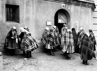 Vrouwen brengen in Lowicz hun kleding in orde voordat ze de kerk betreden, Bestanddeelnr 252-1299