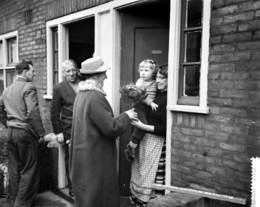 Vrouwen delen bloemen uit, Bestanddeelnr 911-0205