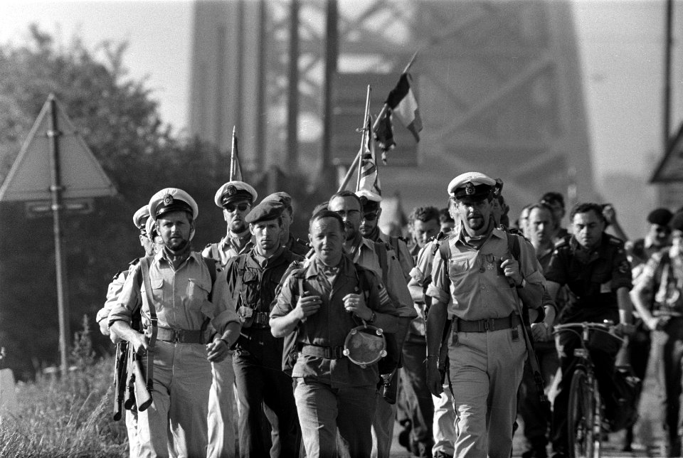 Wandelaars in uniform, Bestanddeelnr 922-6330