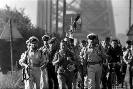 Wandelaars in uniform, Bestanddeelnr 922-6330