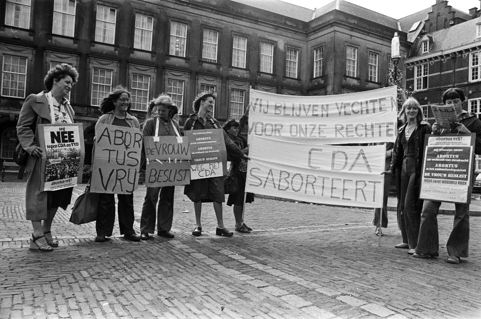 Vrouwen demonstreren voor vrije abortus op het Binnenhof, Bestanddeelnr 929-3213