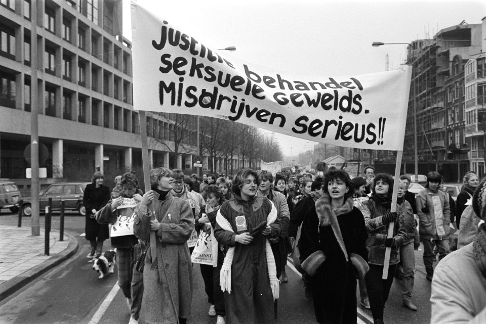 Vrouwen demonstreren tegen beleid Justitie m.b.t. sexueel geweld (Amsterdam), Bestanddeelnr 932-8816