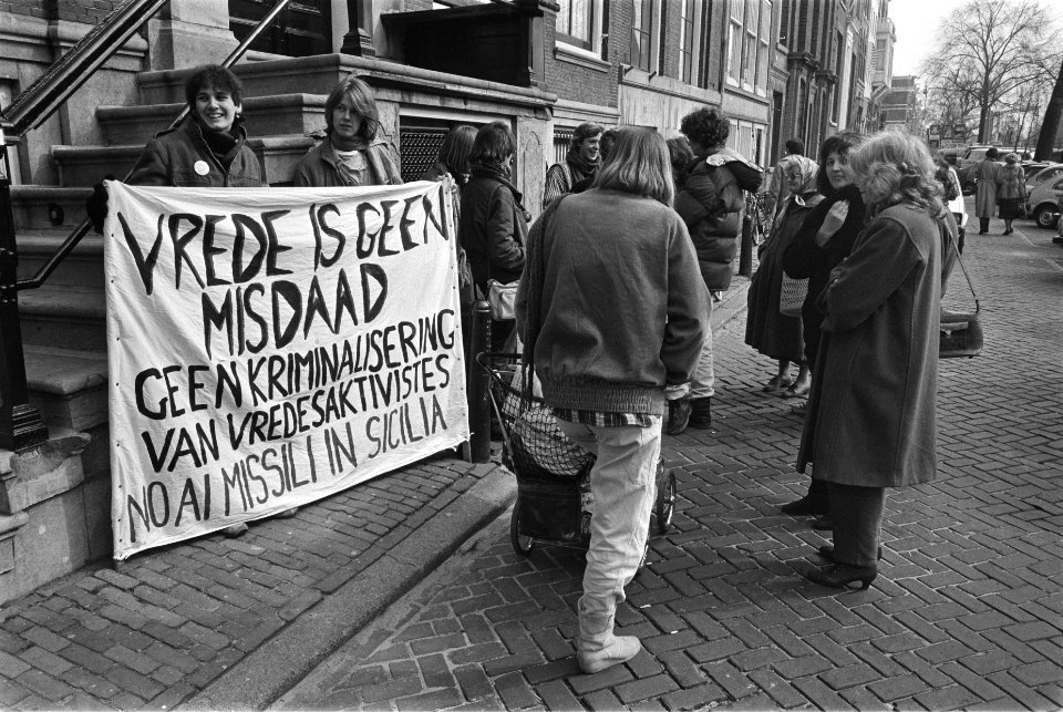 Vrouwen bezetten Italiaans consulaat in Amsterdam uit protest tegen berechting N, Bestanddeelnr 932-9325