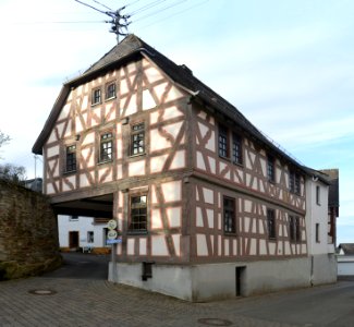 Walsdorf, Am Pfarrbogen 2
