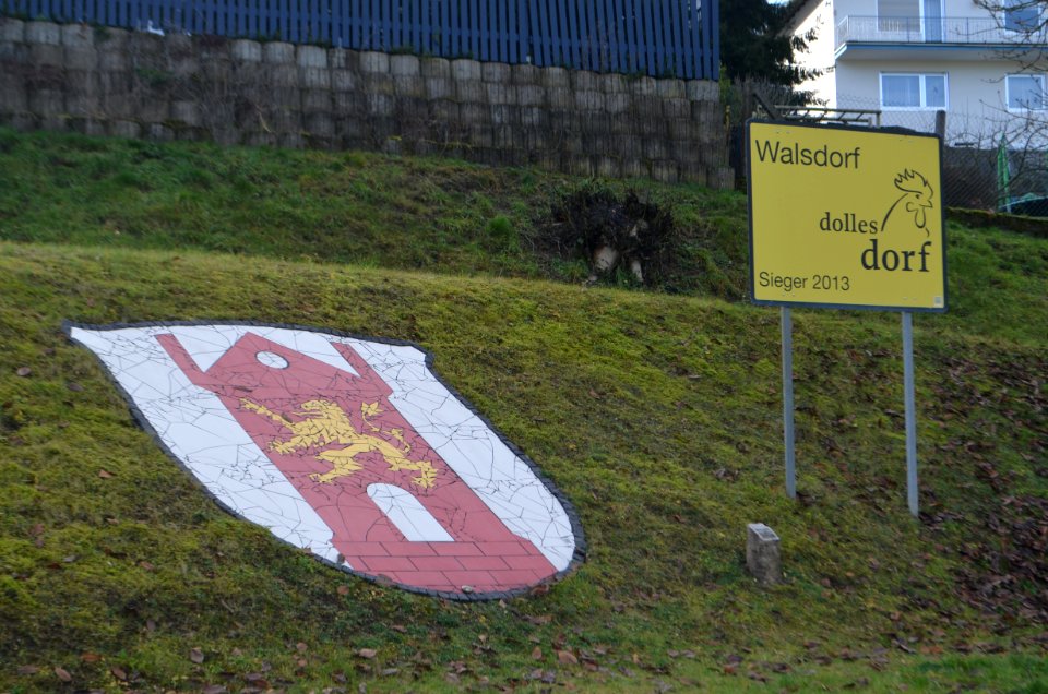 Walsdorf, Ortseingang, Wappen + Dolles Dorf