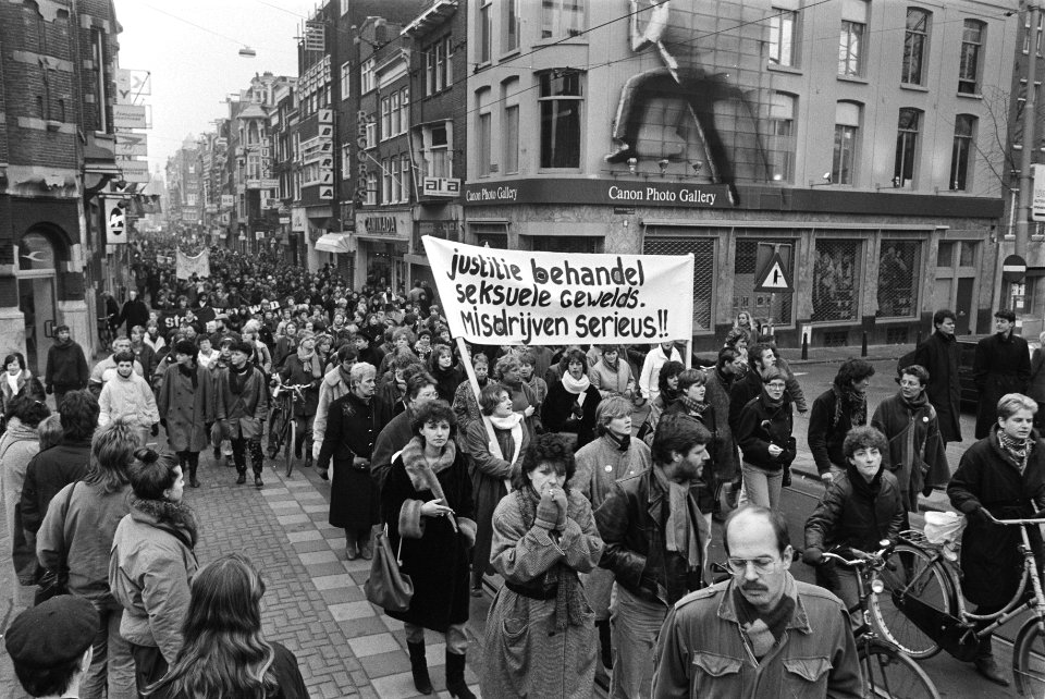 Vrouwen demonstreren tegen beleid Justitie m.b.t. sexueel geweld (Amsterdam), Bestanddeelnr 932-8813