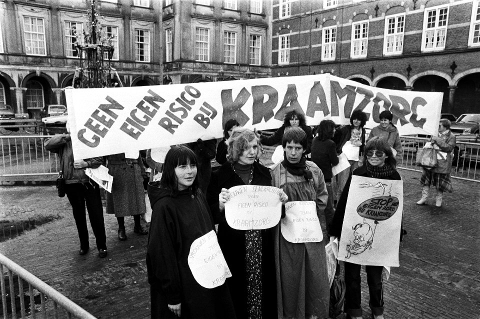 Vrouwen demonstreren op het Binnenhof tegen eigen risico ( f. 30,-- ) in de kraa, Bestanddeelnr 930-5494