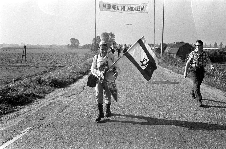 Wandelaar draagt vlag, Bestanddeelnr 922-6329