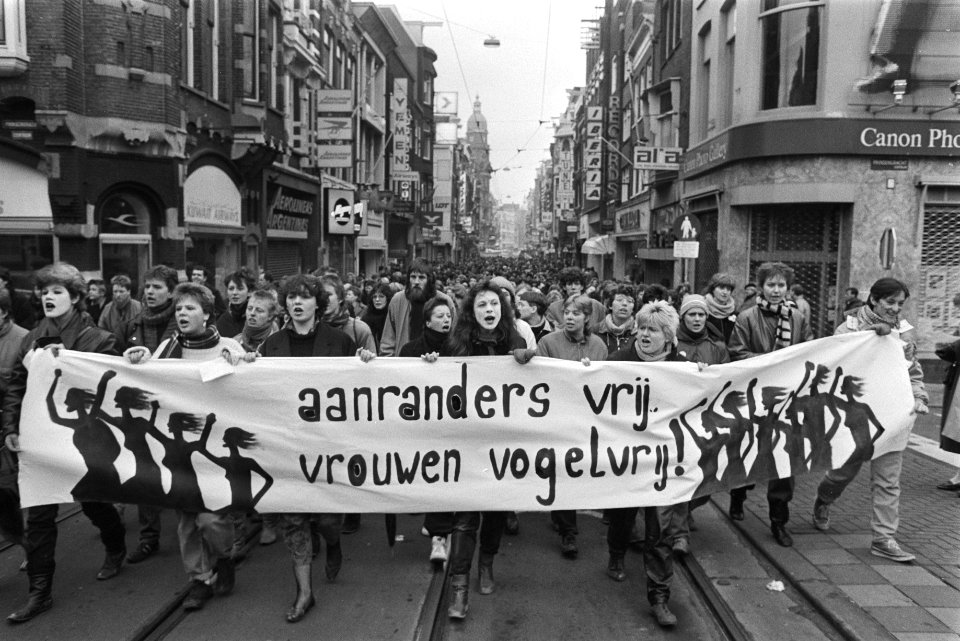 Vrouwen demonstreren tegen beleid Justitie m.b.t. sexueel geweld (Amsterdam) me, Bestanddeelnr 932-8814