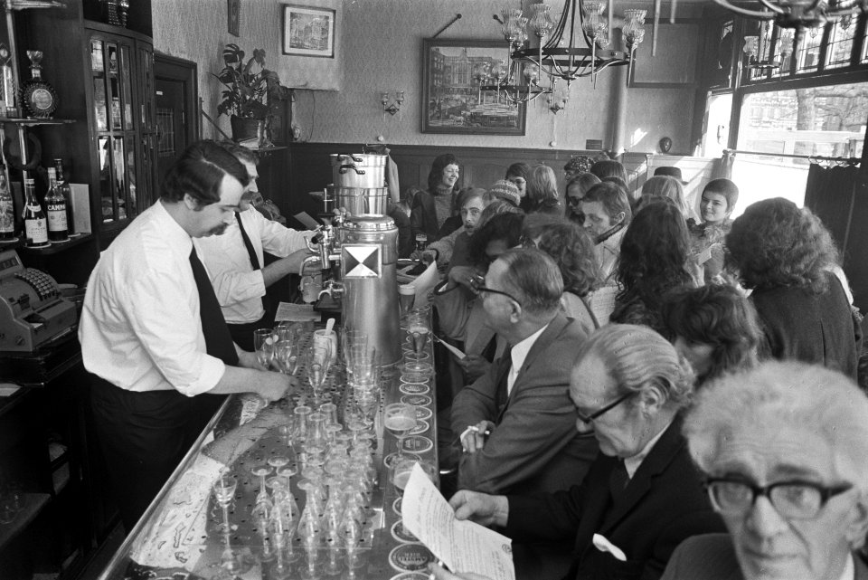 Vrouwen bezetten Cafe Mulder in Amsterdam omdat zij niet aan de bar mogen zitten, Bestanddeelnr 926-3442