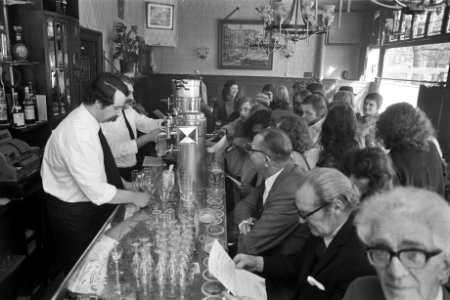 Vrouwen bezetten Cafe Mulder in Amsterdam omdat zij niet aan de bar mogen zitten, Bestanddeelnr 926-3442