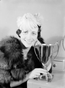Vrouw met hoed van Hélène Sorbier, Parijs en bokaal, Bestanddeelnr 255-8701