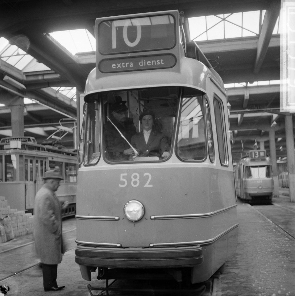 Vrouwelijke trambestuurders , Bestanddeelnr 913-1379