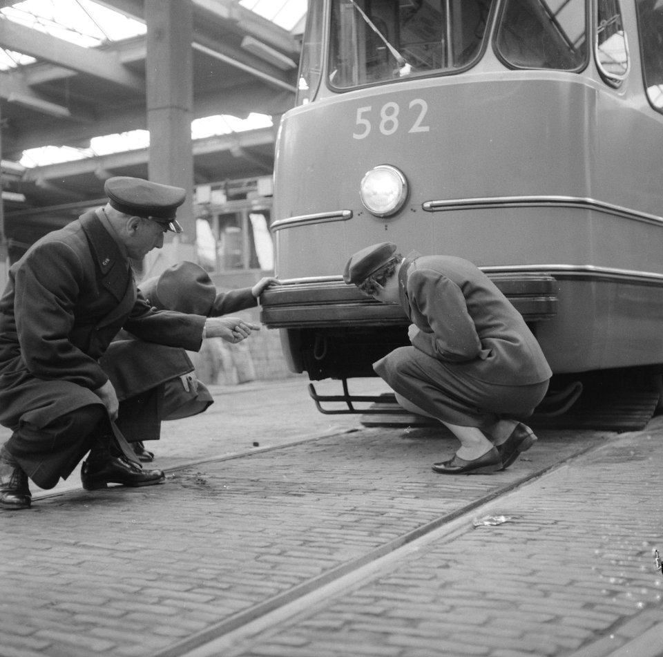 Vrouwelijke trambestuurders , Bestanddeelnr 913-1377