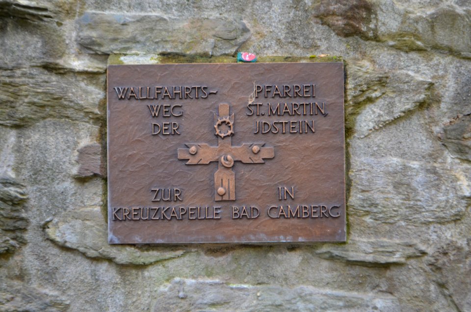 Walsdorf, Kirchenmauer, Schild